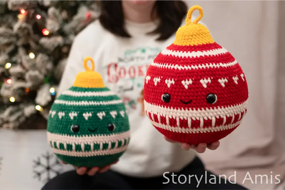Two crocheted Christmas ornaments held by a person in front of a decorated tree, with 'Storyland Amis' branding.