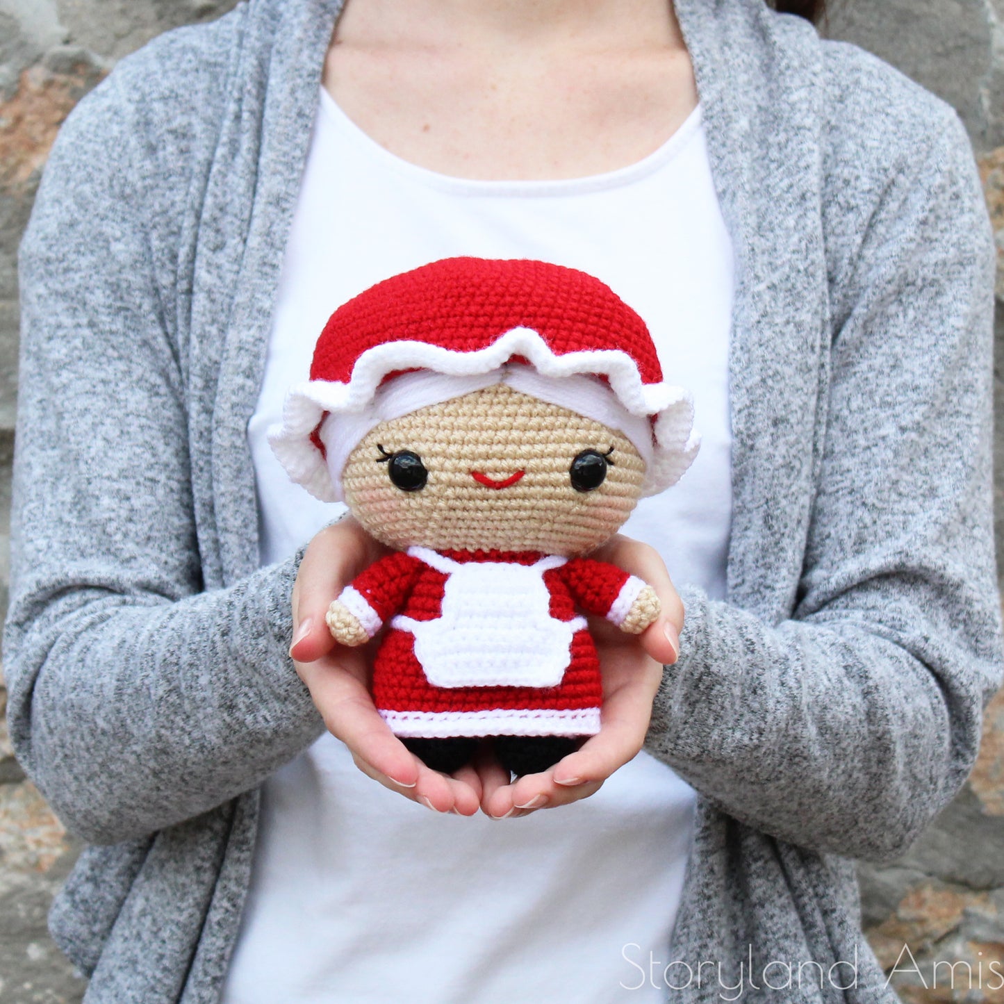PATTERN Cuddle-Sized Mrs. Claus Amigurumi